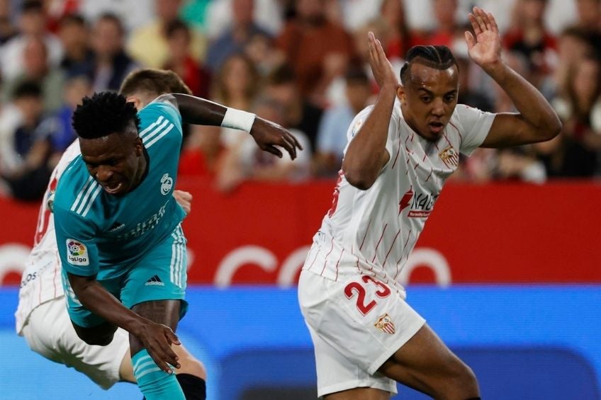 Koundé y Vinicius durante el partido