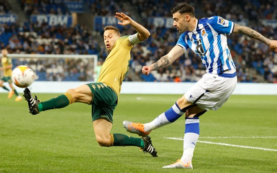 Diego Rico dispara y Sergio Canales tapa el balón