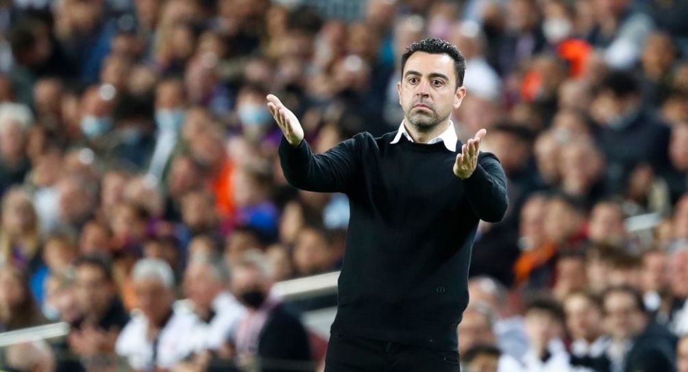 Xavi dirigiendo al Barcelona