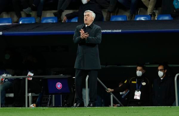 Carlo Ancelotti dirigiendo un partido del Real Madrid