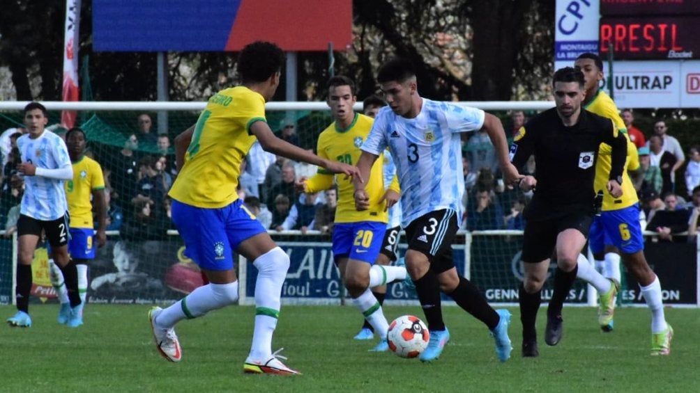 Argentina y Brasil jugando la Final del Torneo Sub 17 en Montaigu