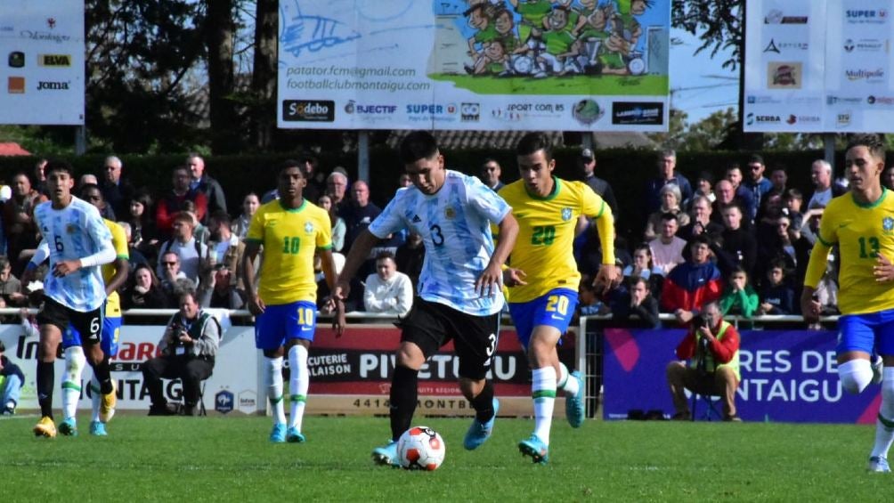 Argentina y Brasil jugando la Final del Torneo Sub 17 en Montaigu