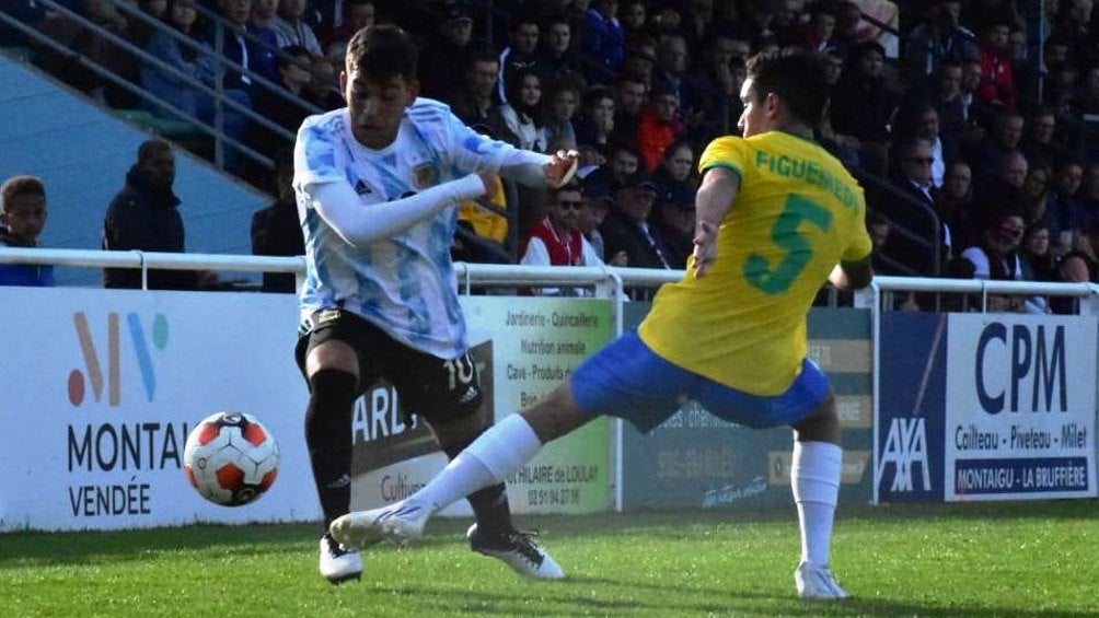 Argentina y Brasil jugando la Final del Torneo Sub 17 en Montaigu