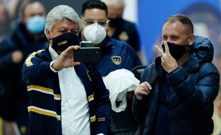 Chucho Ramírez con Andrés Lillini llegando al Estadio Azteca