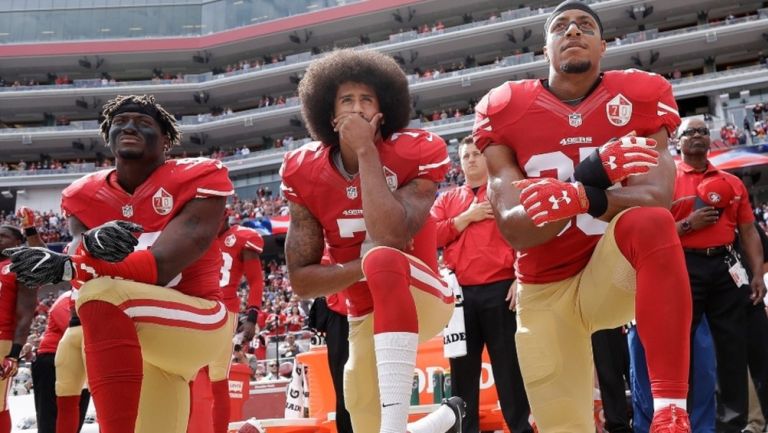 Colin Kaepernick (centro) en protesta con los 49ers