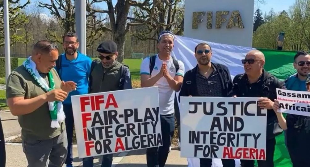 Aficionados de Argelia manifestándose