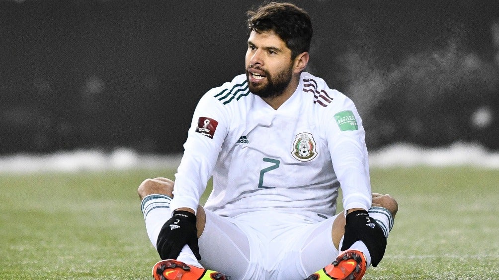 Néstor Araujo en un partido de la Selección Mexicana 