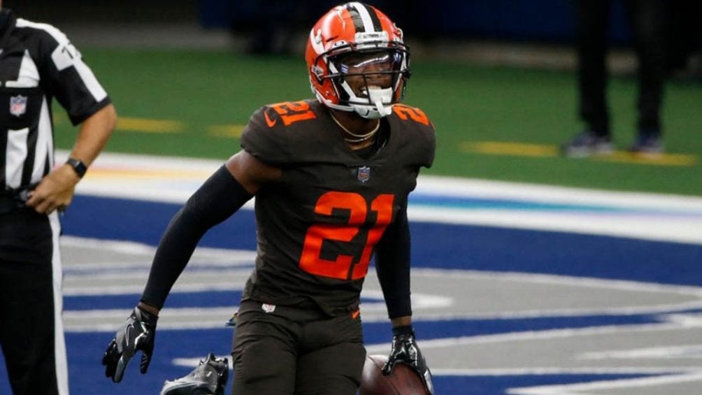 Denzel Ward en acción con los Browns