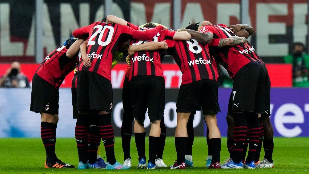 Jugadores del Milan previo a disputar partido en la Serie A