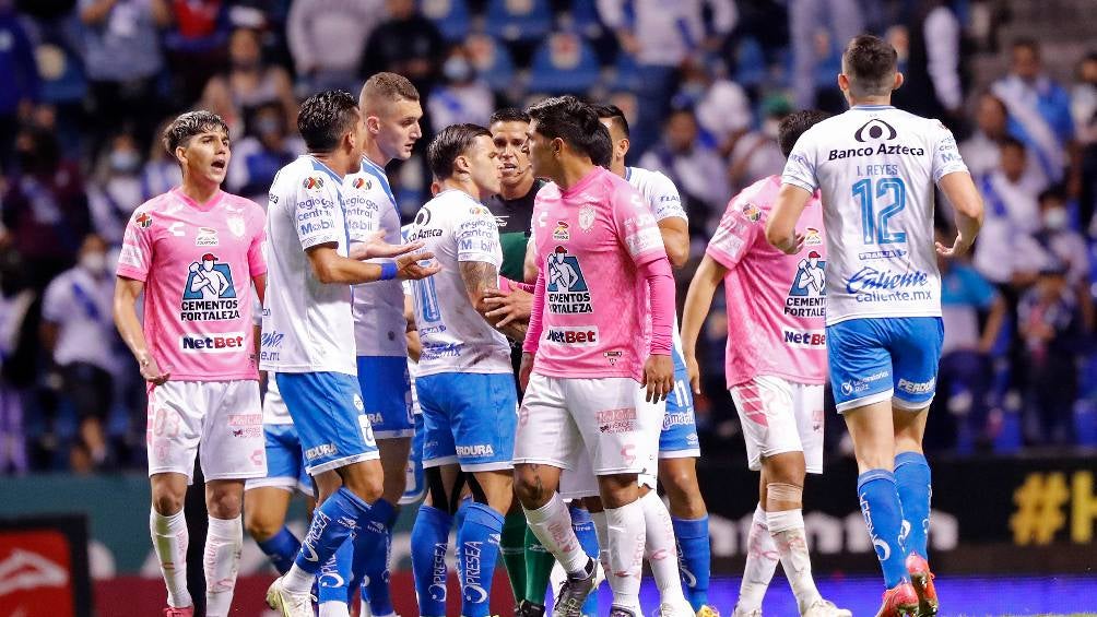 Puebla y Pachuca jugando partido de la Liga MX en el Apertura 2021