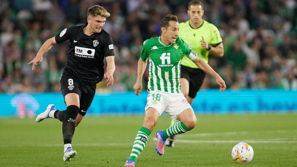 Guardado jugando partido con el Betis ante Elche