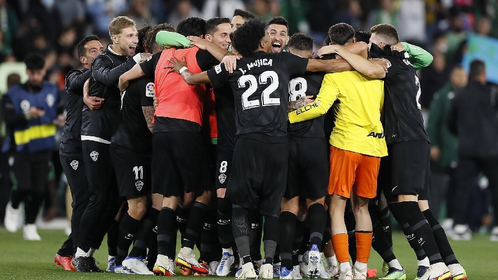 Jugadores del Elche festejando victoria ante Betis