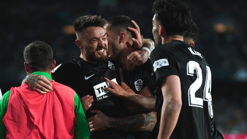 Jugadores del Elche festejando victoria ante Betis