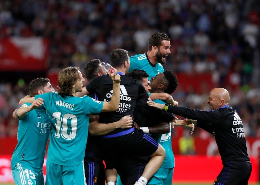 Real Madrid celebrando la victoria vs Sevilla