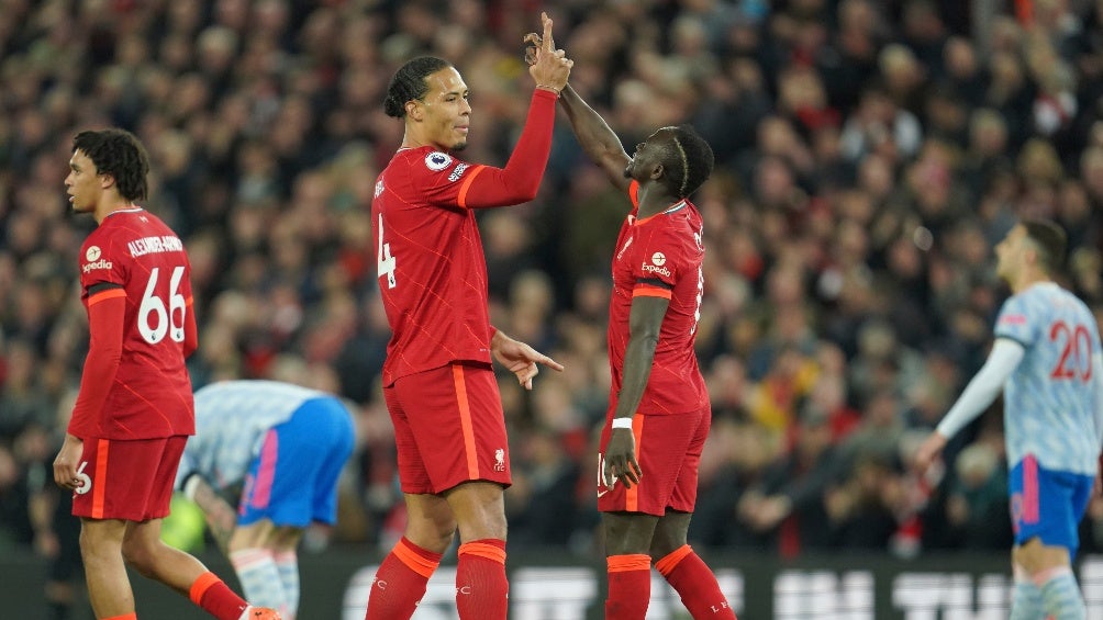 Van Dijk y Mané celebrando un gol vs ManUtd