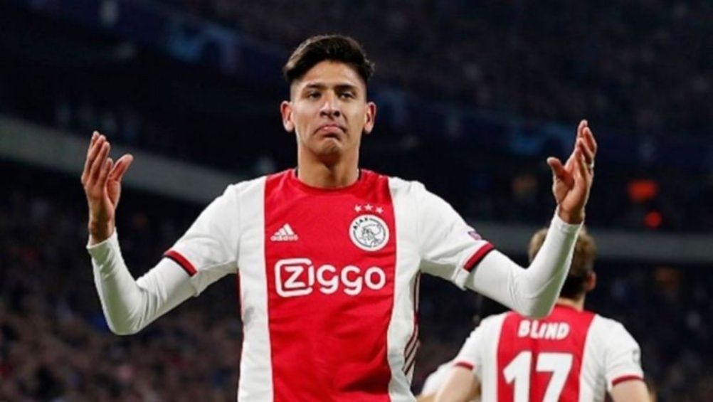 Edson Álvarez en partido con el Ajax