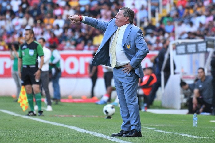 Miguel Herrera en un partido de Tigres