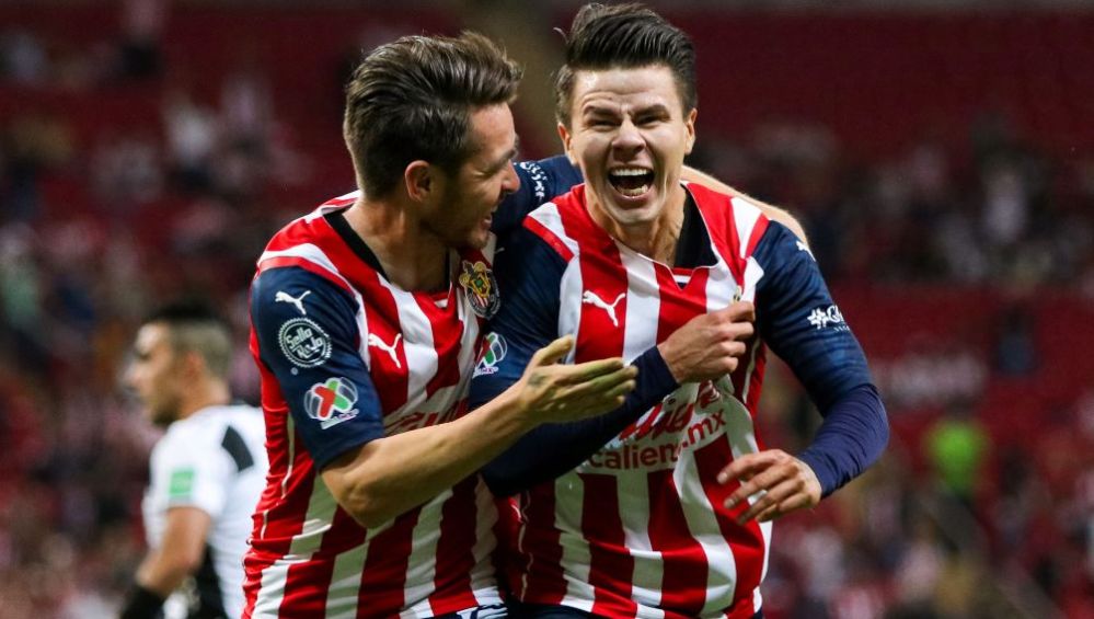 Canelo Angulo y Pavel Pérez en festejo con Chivas