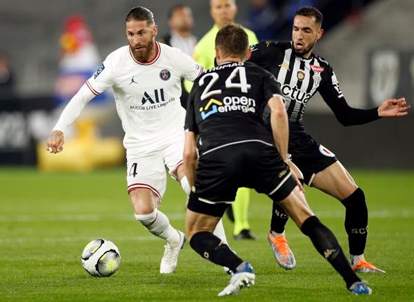 Sergio Ramos en acción con el PSG frente al Angers