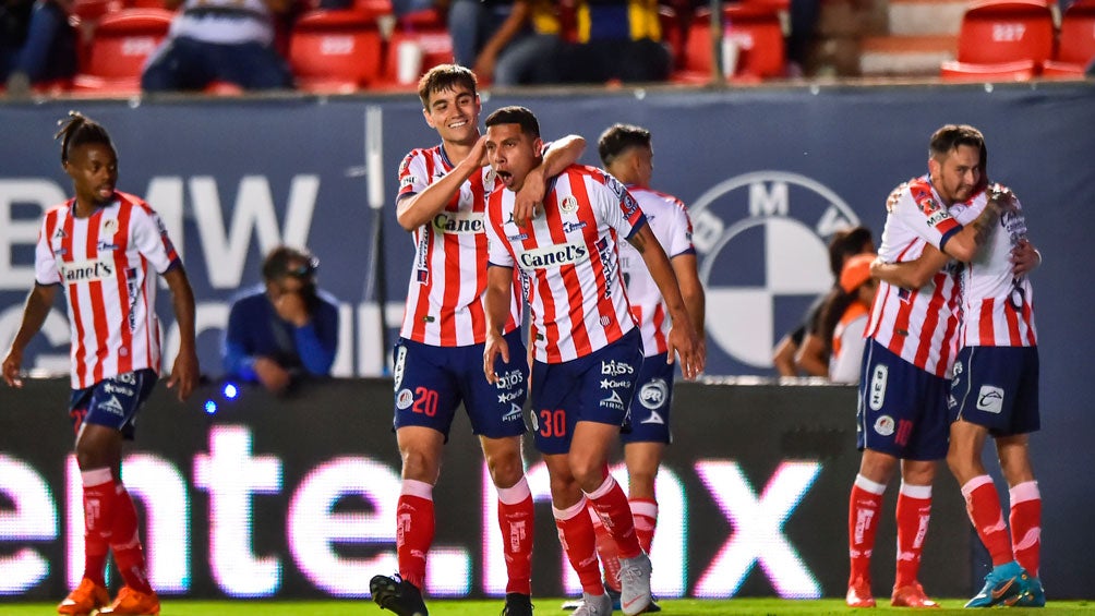 Jugadores del San Luis en festejo de gol