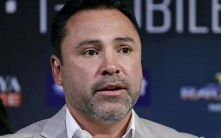 Óscar de la Hoya en conferencia con los medios