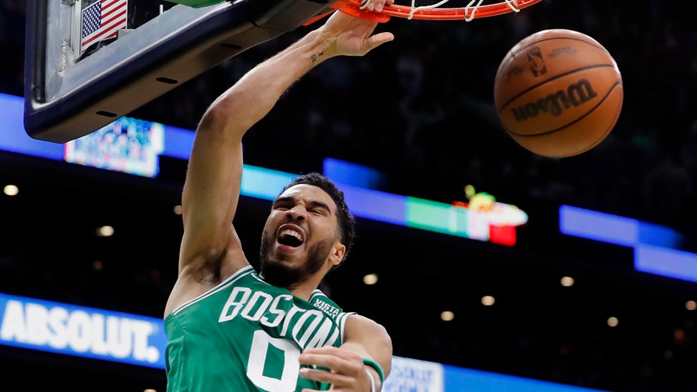 Jayson Tatum anota una canasta