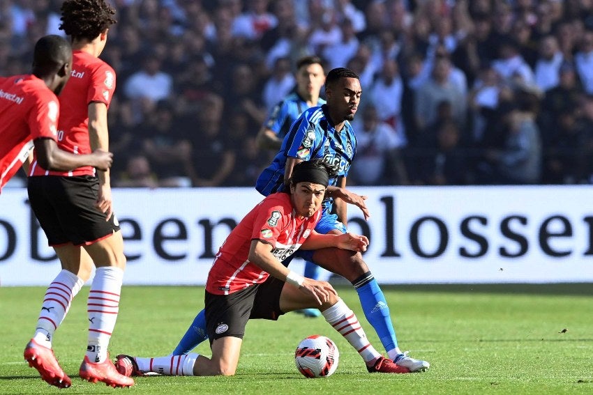 Erick Gutiérrez en el juego entre PSV y Ajax