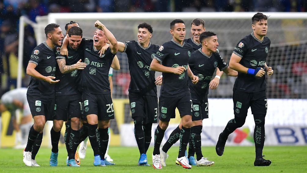 Jugadores del América festejando gol ante León en el Estadio Azteca