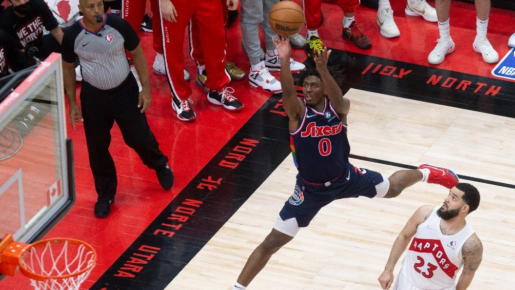 76ers de Filadelfia en acción contra los Raptors de Toronto