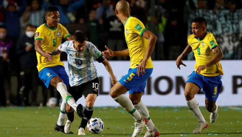 Así se pelea el balón en el Argentina contra Brasil 