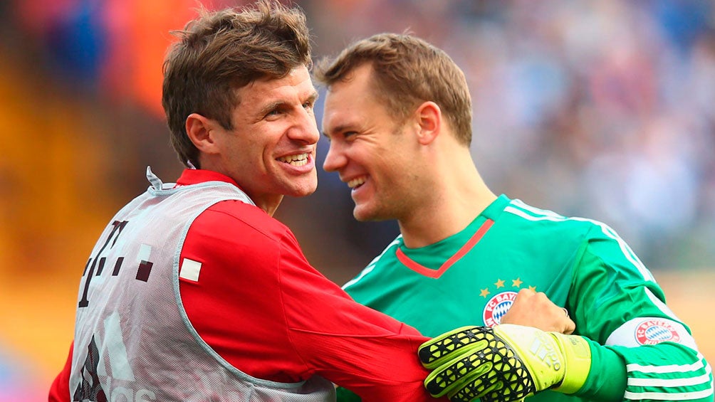 Neuer y Müller festejan tras un juego