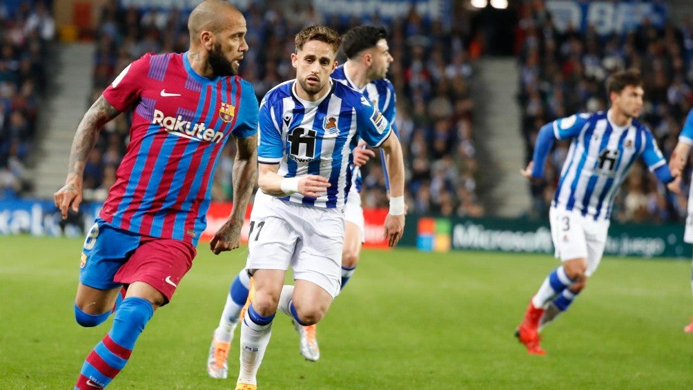 Dani Alves en acción frente a la Real Sociedad