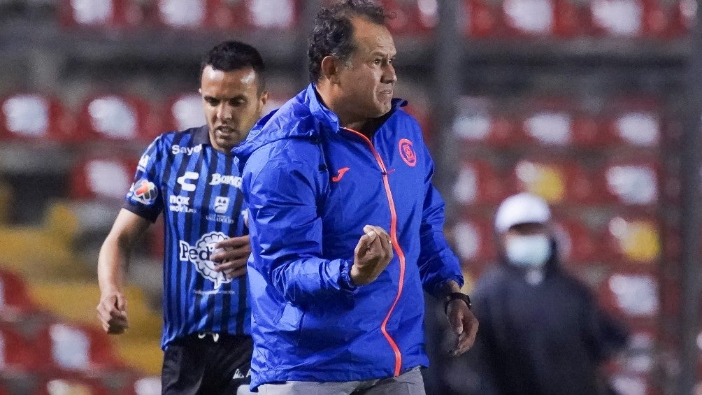 Juan Reynoso en acción con Cruz Azul