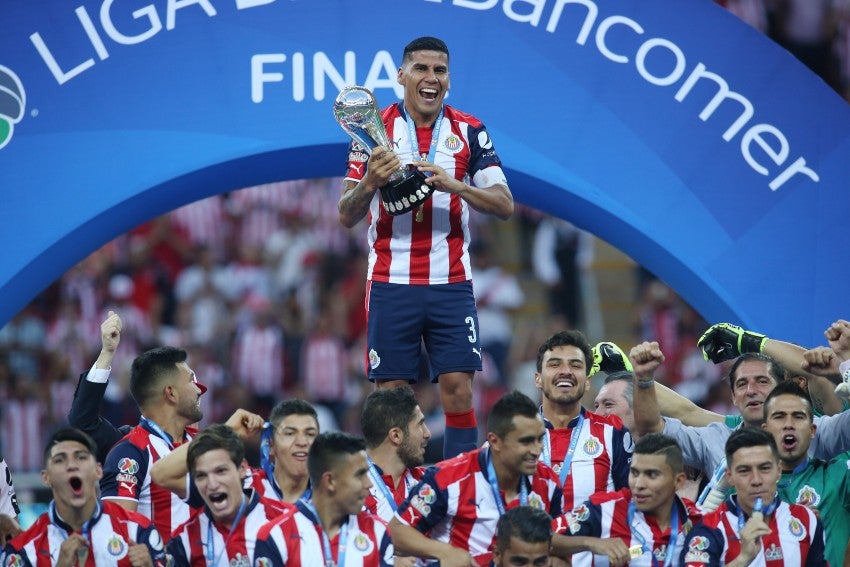 Carlos Salcido, campeón con Chivas