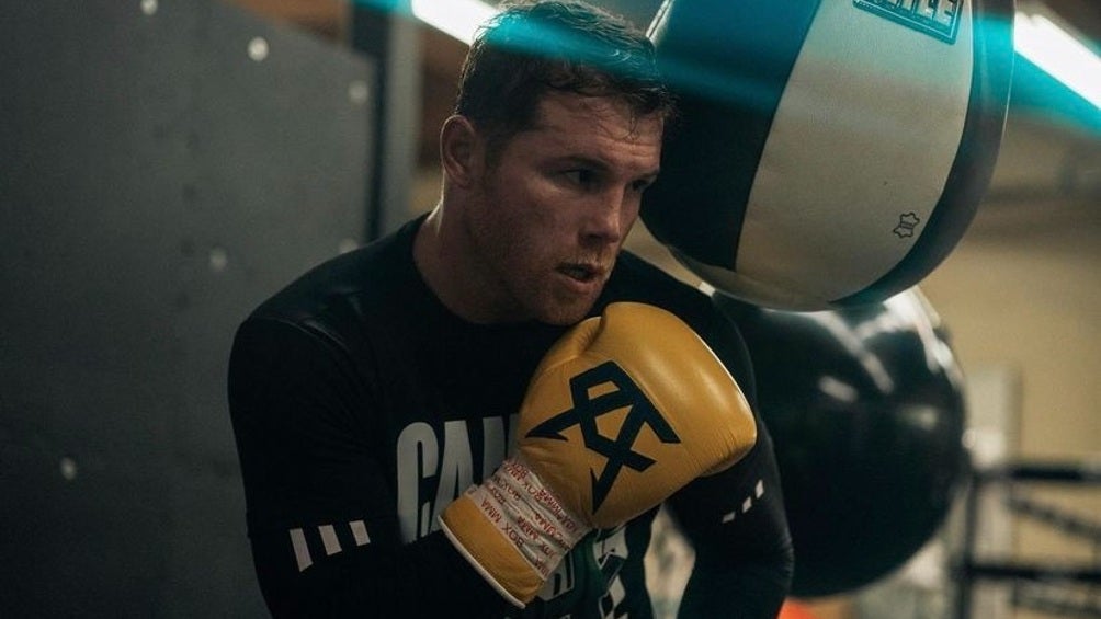 Canelo Álvarez realizando rutina de entrenamiento