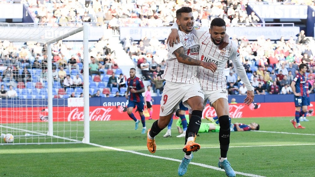 Tecatito Corona anotó doblete con el Sevilla