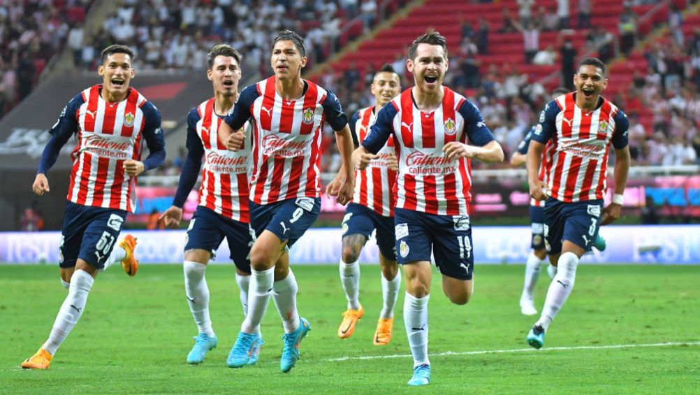 Jugadores de Chivas festejando un gol a favor