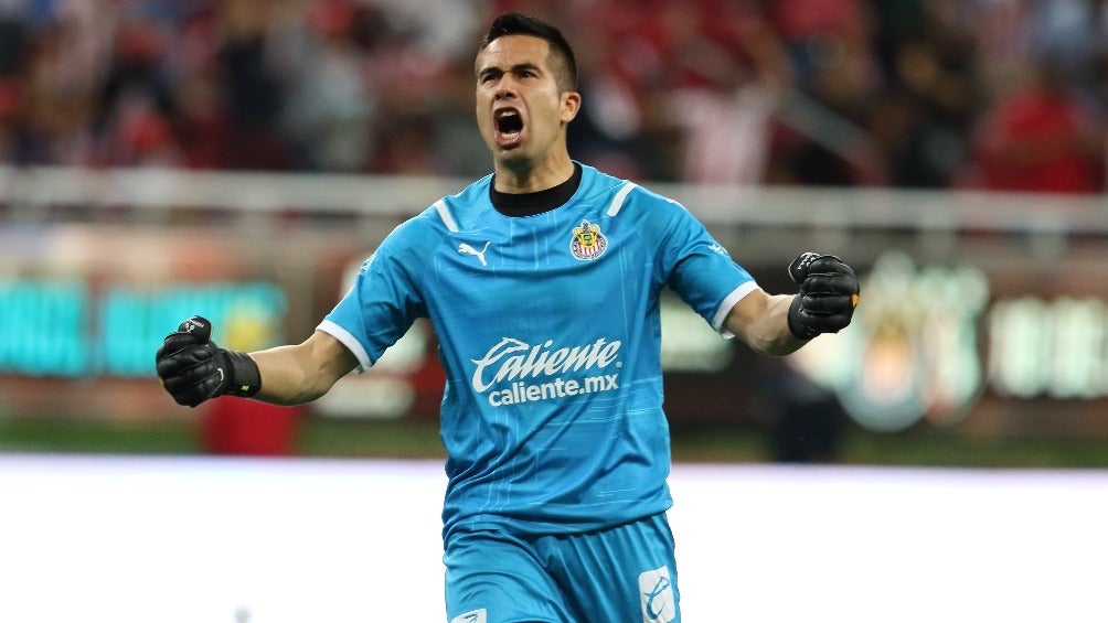 Miguel Jiménez festejando gol de Chivas en partido de Liga MX