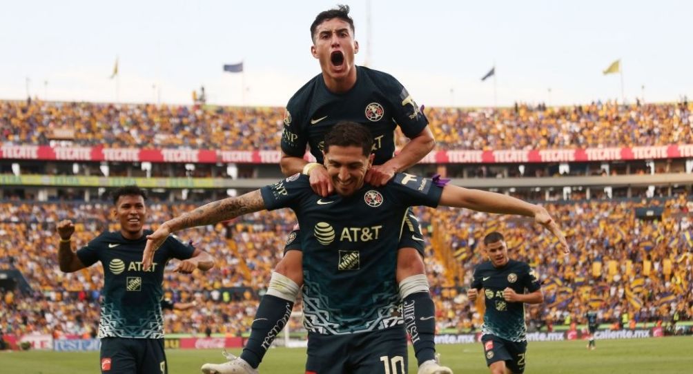 Jugadores del América festejando un gol