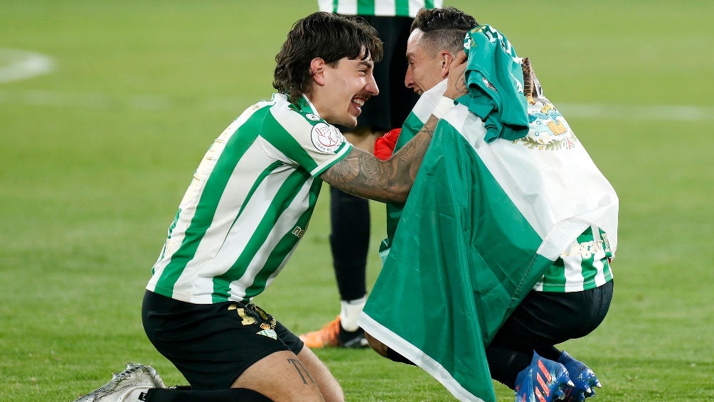 Andrés Guardado celebrando con Bellerín el título de Copa 