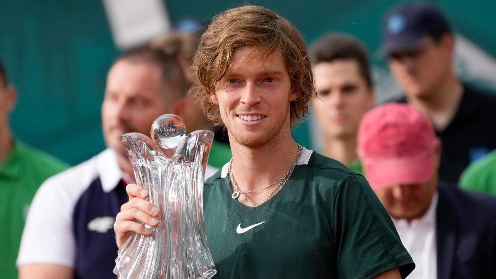 Andrey Rublev con el trofeo del ATP de Belgrado