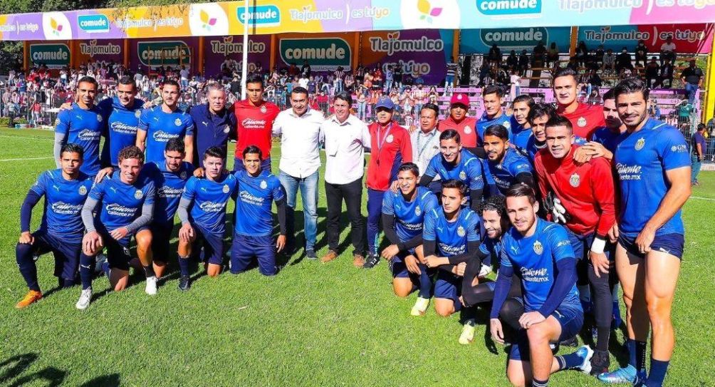 Plantel de Chivas previo al entrenamiento