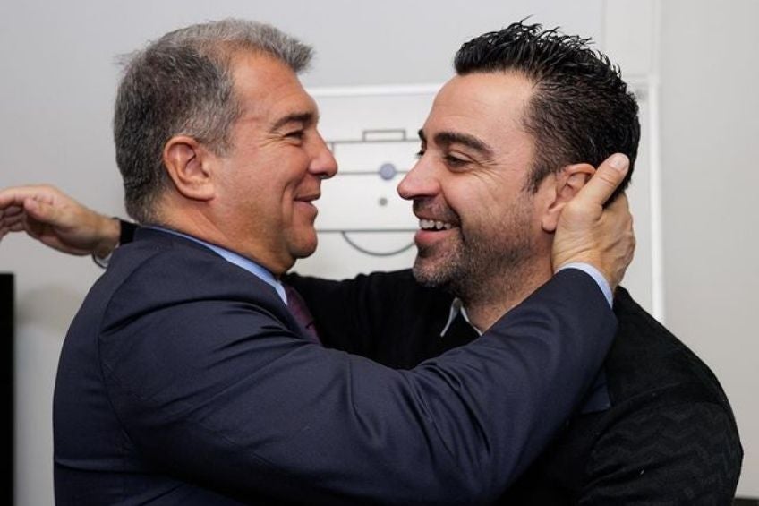 Joan Laporta y Xavi Hernández abrazándose