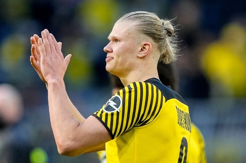 Erling Haaland agradeciendo a los fans del Dortmund