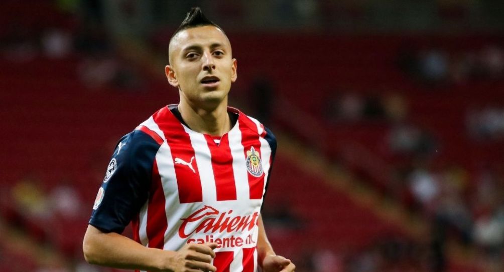 Roberto Alvarado durante un partido de Chivas