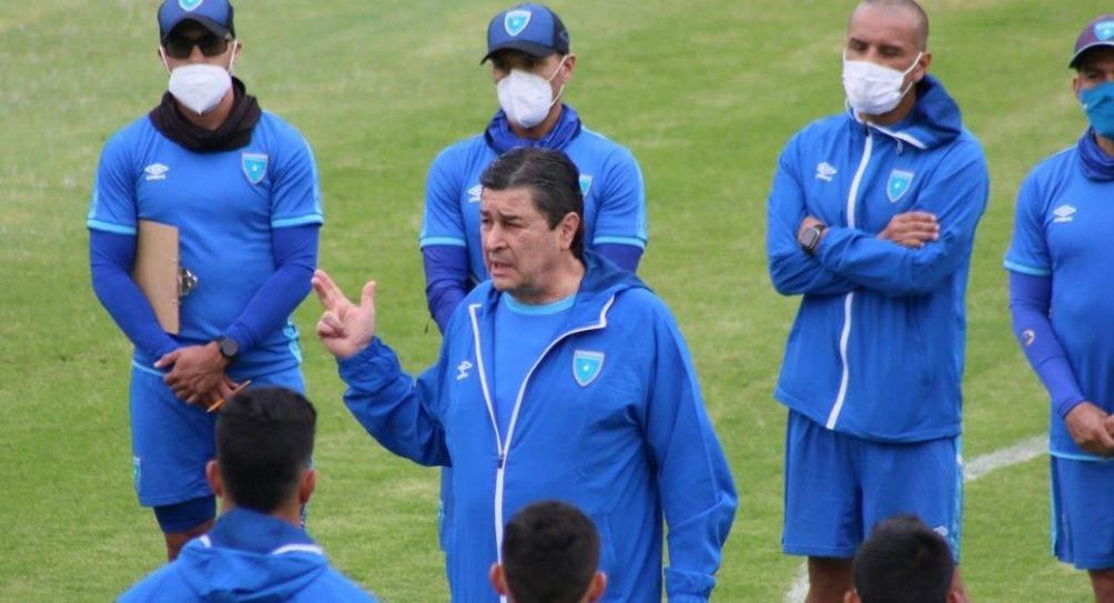 Luis Fernando Tena entrenando a Guatemala