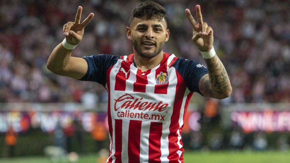 Alexis Vega celebra un gol con Chivas 