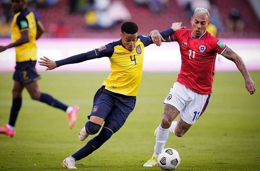 Byron Castillo jugando partido ante Chile