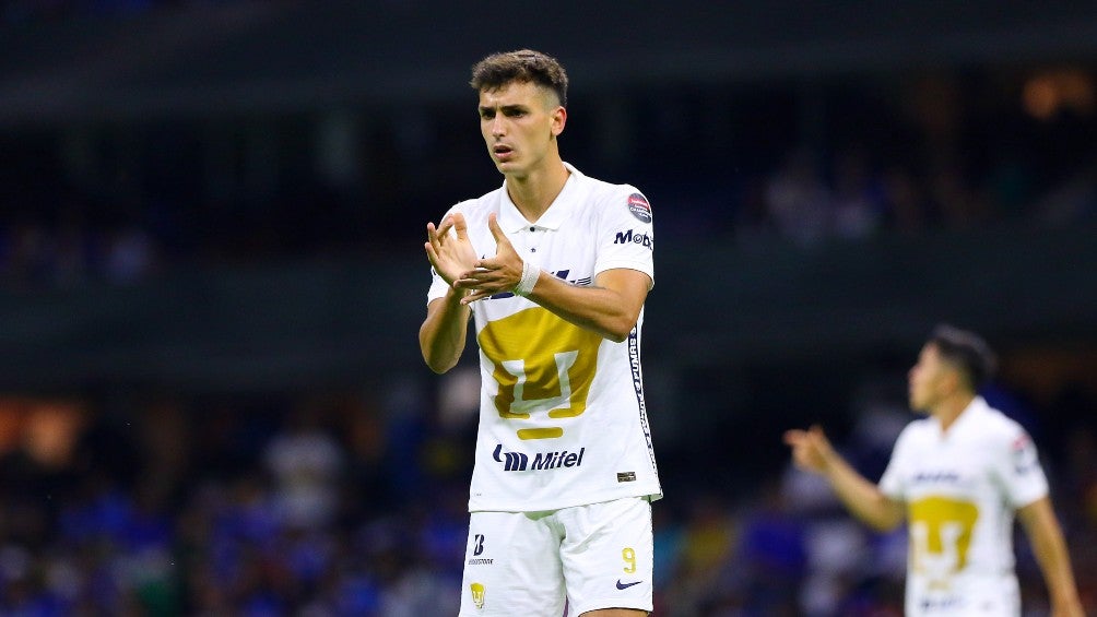 Juan Dinenno durante un partido con Pumas