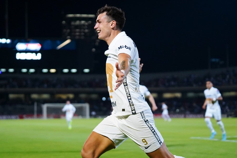 Dinenno festejando un gol con Pumas